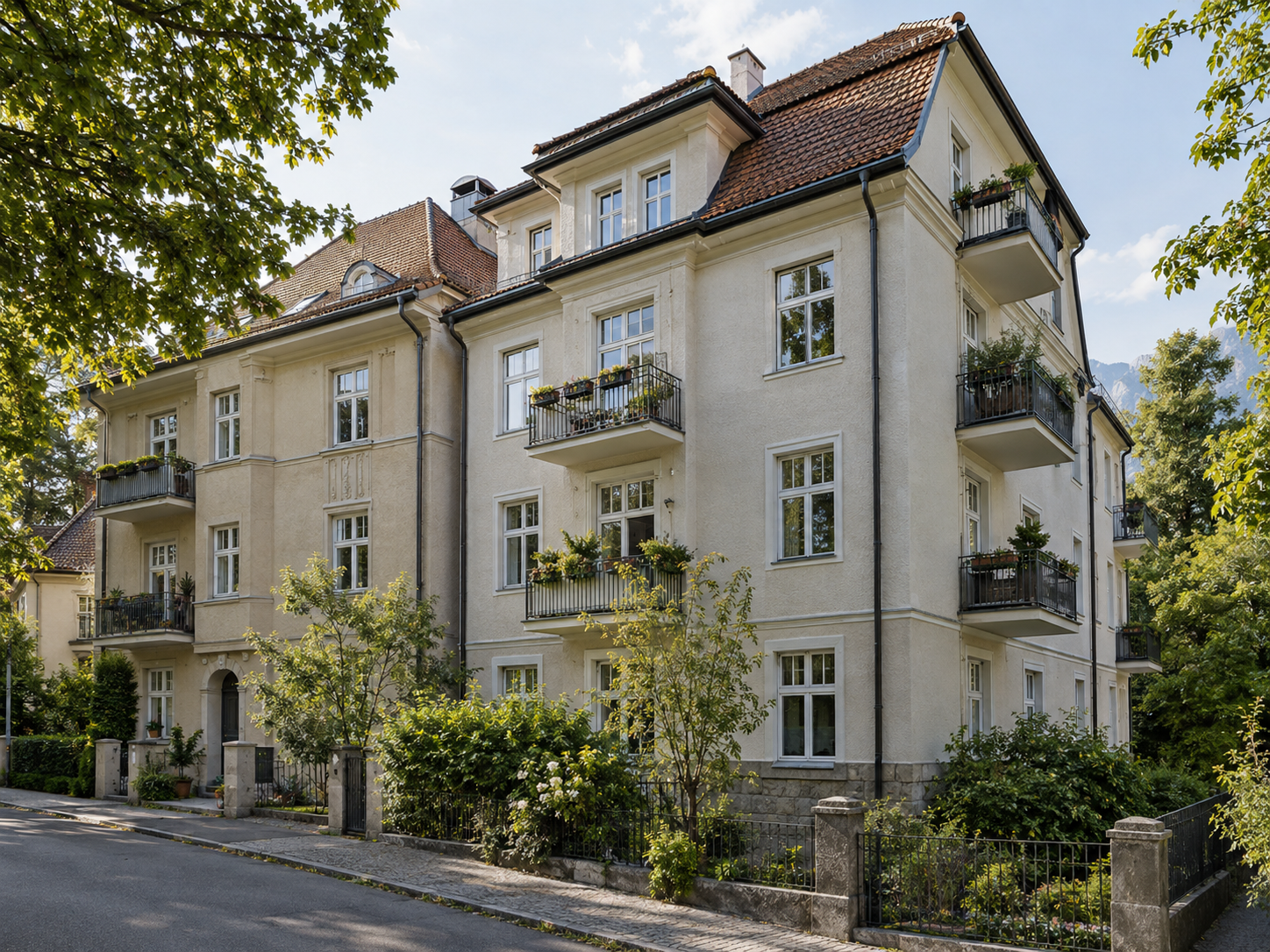 Wohnhausfassade mit mehreren Fenstern, Balkonen und getrennten Einheiten